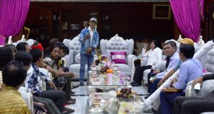 Wali Kota Risma Terima Lukisan Perjuangan 10 November 1945 Sepanjang 10 Meter