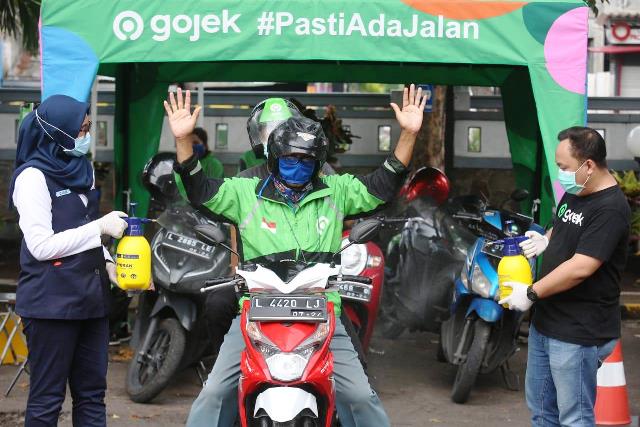 Gojek Surabaya lengkapi Ribuan Mitranya dengan Masker dan Hand Sanitizer