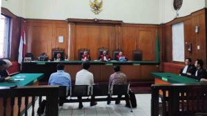 Majelis Hakim Vonis Bebas 6 Terdakwa Kasus Amblesnya Jalan Gubeng