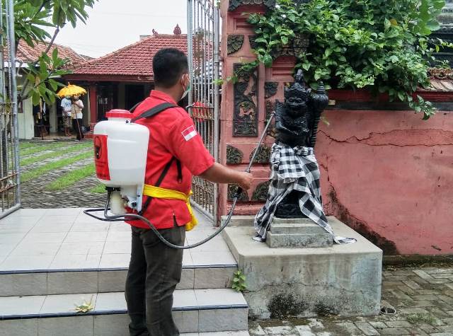Terus Begerak, PDIP Surabaya Semprot Disinfektan Masjid, Pura dan Gereja