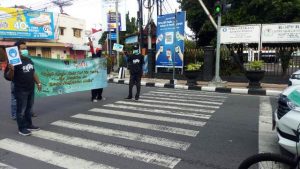 PWI Kediri Bagikan Masker dan Cairan Desinfektan ke Pengguna Jalan