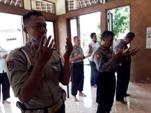 Polsek Ngadiluwih Polres Kediri Gelar Sholat Ghoib untuk Korban Covid 19