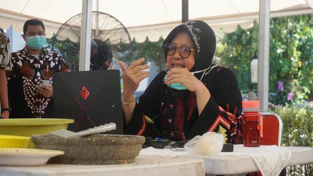 Pimpin Rapat Kondisi Perekonomian Surabaya di Tengah Wabah Covid-19, Wali Kota Risma Gunakan Teleconference