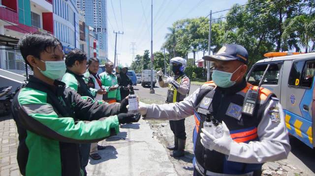 Pemkot Surabaya Bagikan Hand Sanitizer Gratis ke Driver Ojek Online