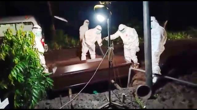 Tukang Gali Kubur Tak Sanggup, Wakil Bupati dan Tim Gugus Sidoarjo Turun Langsung Makamkan Pasien Covid-19 yang Meninggal