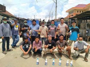 Hadang Covod-19, Warga Desa Ketaren Bergotong Royong Semprot Disinfektan Wilayahnya