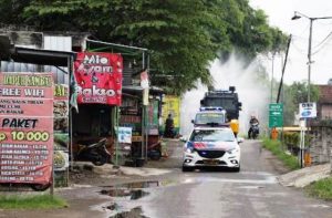 Kapolres Kediri Pimpin Langsung Penyemprotan Desinfektan di Kampung Inggris