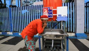 Tak Hanya Cuci Tangan, Wali Kota Risma juga Imbau Warga Cuci Muka Cegah Penularan Covid-19