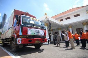 Gubernur Khofifah Kirim Sembako untuk Dapur Umum di Sidoarjo dan Gresik