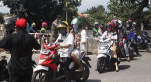 PSBB Hari Kedua, Petugas Siapkan Suroboyo Bus bagi Pengendara yang Berboncengan