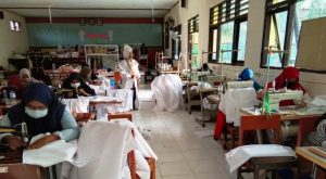Gubernur Khofifah Apresiasi Sensitifitas SMK Lamongan Produksi Baju Hazmat