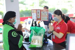 Kolaborasi Gojek, YABB & Alfamart: Bagikan Paket Sembako untuk Dukung Kebutuhan Keluarga Mitra Driver