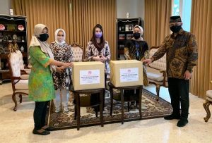 Dekranasda Pusat beri Bantuan Kemanusiaan Untuk Pengrajin Terdampak Covid-19 di Jatim