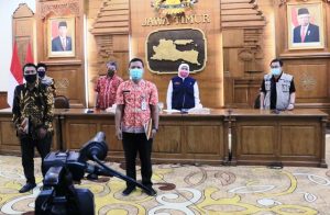 Gubernur Khofifah Sapa Driver Ambulance Pengantar Jenazah Pasien Positif Covid-19