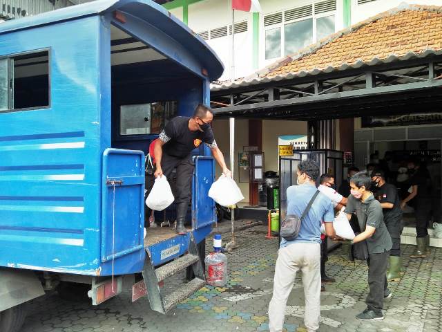 Pemkot Surabaya Salurkan Bantuan CSR kepada Masyarakat