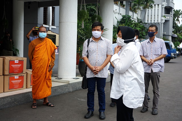 Keluarga Buddhayana Serahkan Ribuan APD ke Pemkot Surabaya