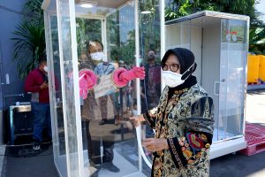Wali Kota Risma Terima Bantuan Robot Service untuk Tangani Pasien Covid-19 dari ITTS