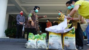 Pemkot Surabaya Dapat Bantuan 200 Ton Beras untuk Tangani Covid-19