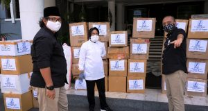 Pemkot Surabaya Terima Bantuan Ribuan Baju Hazmat dan Masker dari PT. SIER