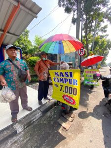 Ayo Bantu Masyarakat Kecil dengan Gerakan Tebas Nasi Bungkus