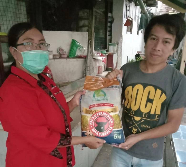 PDIP Surabaya Bagikan Paket Beras ke Warga Paling Rentan Dampak Covid-19