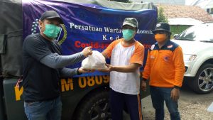 Bagikan Sembako Gratis ke Warga, PWI Kediri Gunakan Mobdin Patroli Kodim 0809