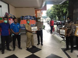 Satlantas Polres Kediri Serahkan Bantuan APD ke RSUD Pelem