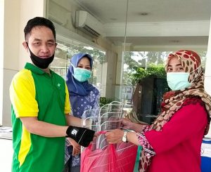 KTM dan Indramukti Serahkan Bantuan Face Shield Mask untuk Tenaga Medis