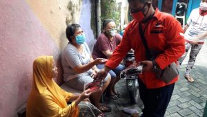 Terus Bergerak, PDIP Surabaya Bagikan Masker dan Sembako