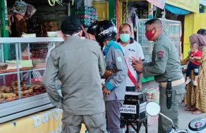 Sosialisasi Covid-19 ke Pedagang, Satpol PP Tanbu Gelar Operasi Penggunaan Masker