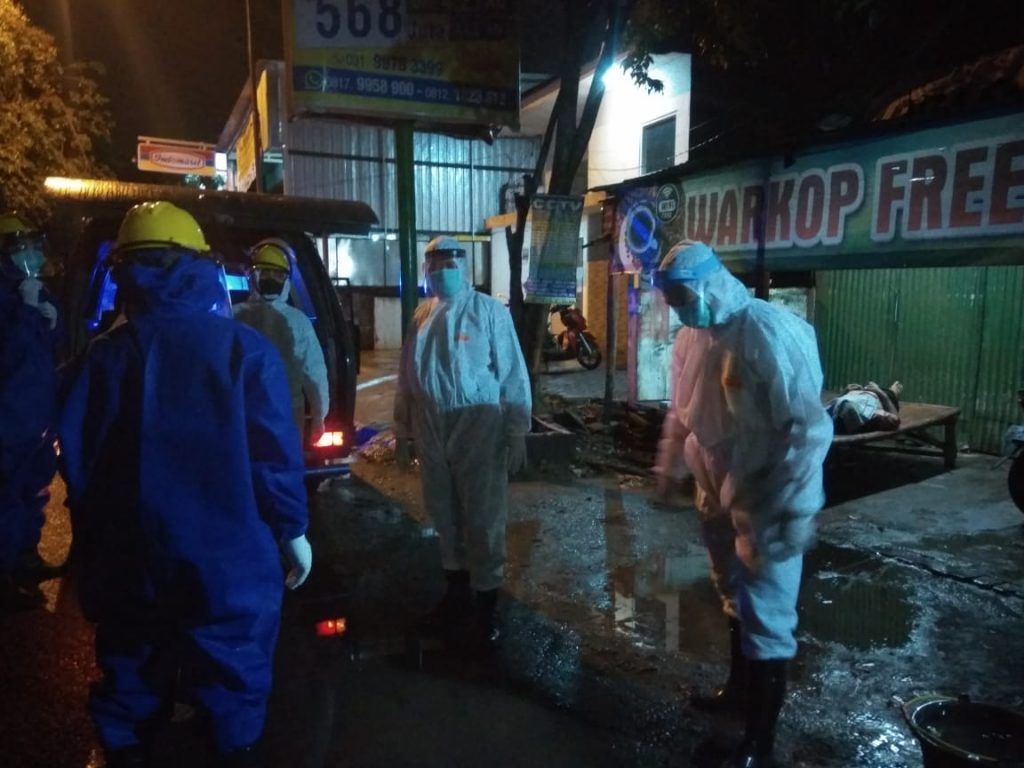 Meninggal Mendadak di Depan Warung Sidoarjo, Warga Surabaya Dievakuasi Tim Medis Berhazmat