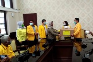 Support Gugus Covid-19 Surabaya, DPD II Golkar Serahkan Bantuan APD dan Sabun Cuci