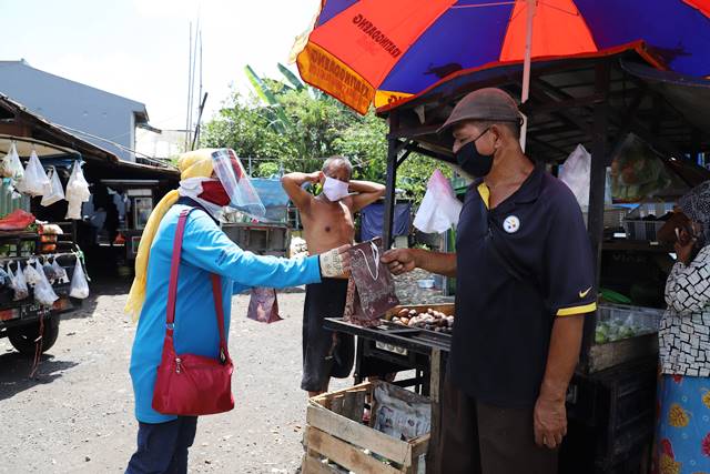 Pemkot Sudah Sebar 17.890 Masker ke Pasar-pasar di Surabaya