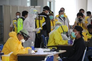 Tiba di Bandara Juanda Dari Malaysia, 156 WNI Jalani Rapid Test