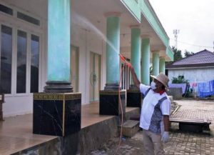 Bantu Warga, Legislator Tanah Bumbu Rela jadi Tukang Semprot Disinfektan