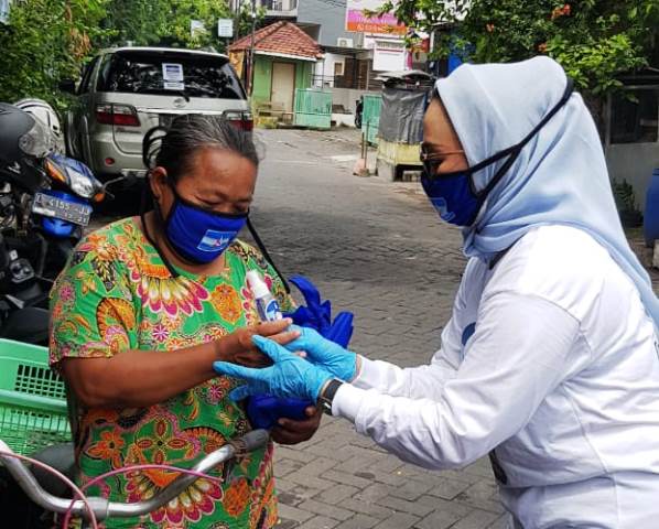 Berharap Digunakan saat Keluar Rumah, DPC Demokrat Surabaya Bagikan 10 Ribu Masker ke Warga