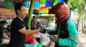 Begini Cara PDOI Jawa Timur Bantu Ojol, Tukang Sampah dan Tukang Becak