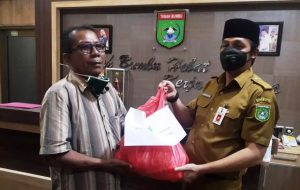 Respon Imbauan Dewan Pers, Sekda Tanbu Bagikan Paket Sembako ke Jurnalis