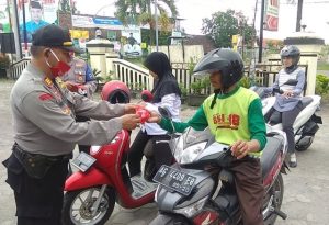 Polsek Plosoklaten Polres Kediri Bagikan Ratusan Masker ke Pengguna Jalan
