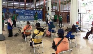 Alumni ITS, YMI ITS dan LMI Berbagi Paket Sembako