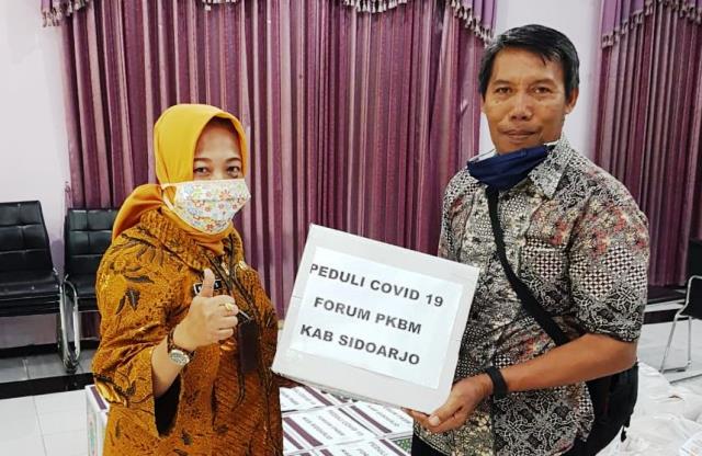 FK PKBM Sidoarjo Bagikan Paket Sembako ke Warga Terdampak Covid-19
