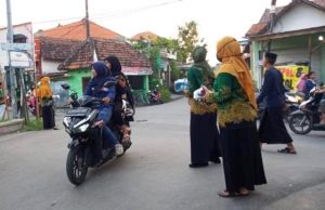 Putra Putri Pelajar NU Sidoarjo Bagikan Masker Gratis ke Masyarakat