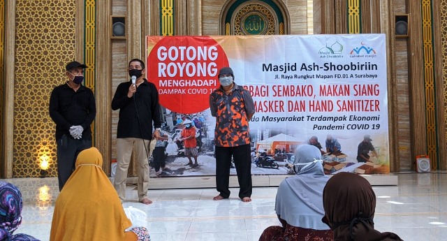 Peduli Dampak Covid-19, Masjid Ash-Shoobiriin Surabaya Bagikan Makan Siang dan Sembako Gratis