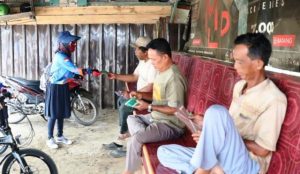 Ketua TP PKK Tanbu Bagikan Masker Gratis ke Pedagang dan Masyarakat