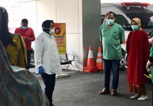 Beri Dukungan Para Dokter, Wali Kota Risma Kunjungi RSUD dr Sowandhie