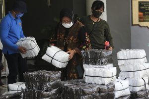 Kembali Bagikan APD, Wali Kota Risma Pimpin Pendistribusiannya ke 50 Rumah Sakit di Surabaya