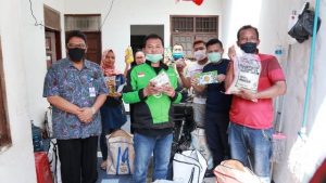 Paket Sembako Pemprov Jatim Mulai Dibagikan Door to Door ke Warga Terdampak di Jabodetabek