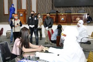 Gubernur Khofifah Pantau Pelaksanaan Operasi Penertiban PSBB