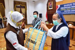 Pemprov Jatim Salurkan Bantuan Alat Kesehatan dan APD untuk Rumah Sakit Rujukan Covid-19