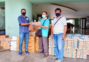 UK Petra Salurkan Bantuan Untuk Warga Sekitar